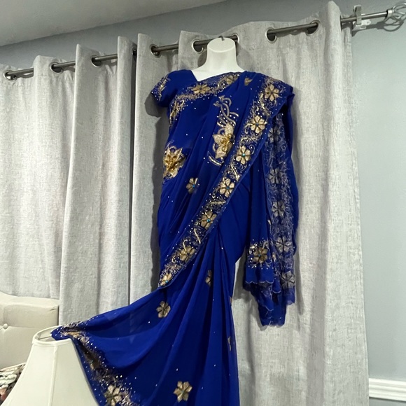 Gorgeous Saree with stitched blouse - Picture 3 of 4